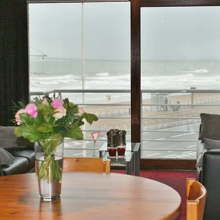 Met Zeezicht Max 6 P Apartment